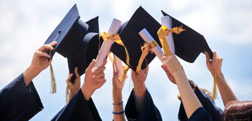 医学院毕业典礼上,毕业生身着学位服合影留念