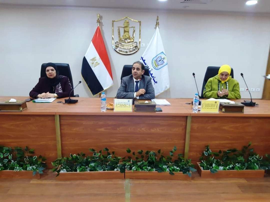 رئيس جامعة بورسعيد خلال الاجتماع الدورى لمجلس الجامعة( نسير فى الطريق الصحيح لتطوير الجامعة وانتظروا افتتاح المستشفى الجامعى قريبا )