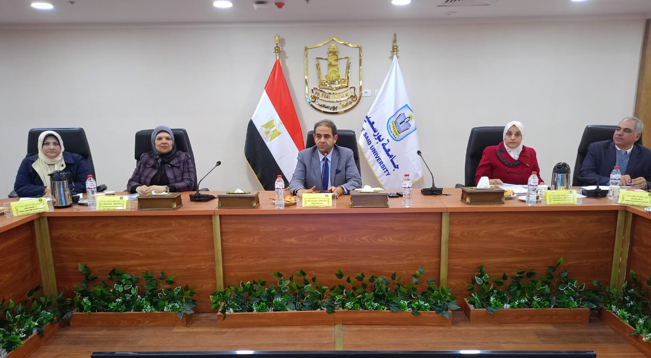 رئيس جامعة بورسعيد خلال انعقاد الاجتماع الدورى لمجلس الجامعة ( هدفنا هو الارتقاء بالجامعة وتصنيفها بالتكامل بين قطاعات الجامعة الثلاث)