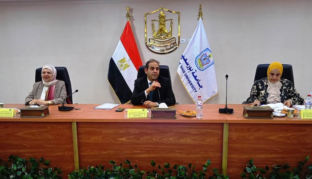 رئيس جامعة بورسعيد خلال انعقاد الاجتماع الدورى لمجلس الجامعة ( نشجع المشاريع البناءة المطروحة على المجلس واستغلالها تعليميا واستثماريا لتطوير موارد الجامعة)