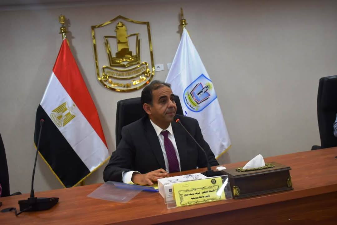خلال رئاستة للاجتماع الدورى لمجلس الجامعة نولى اهتماما كبيرا للعنصر البشرى بالجامعة والجهاز الادارى شريك اساسى فى عملية التطوير