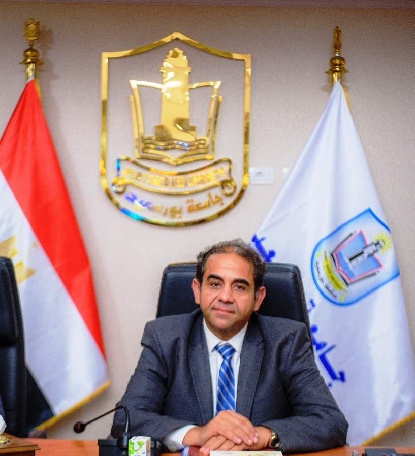 رئيس جامعة بورسعيد يهنئ الطالبة فاطمة النجار لحصولها على ذهبية رفع الأثقال في اللقاء الرياضي للقادرون باختلاف بالإسكندرية